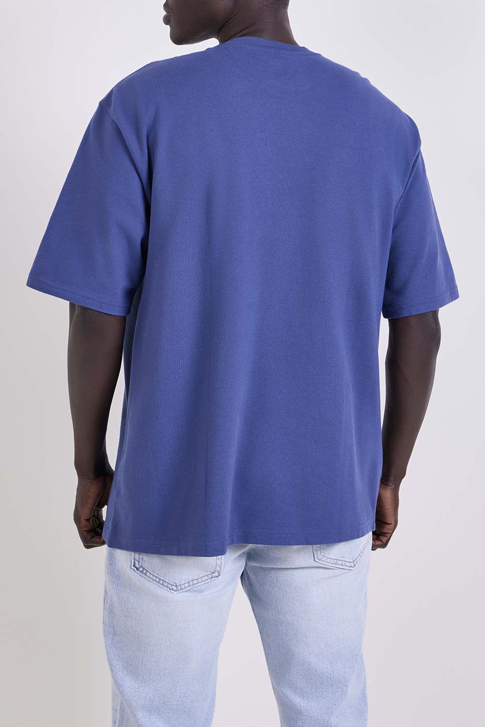 תמונת דוגמן אחורית של חולצת טי בגזרה משוחררת