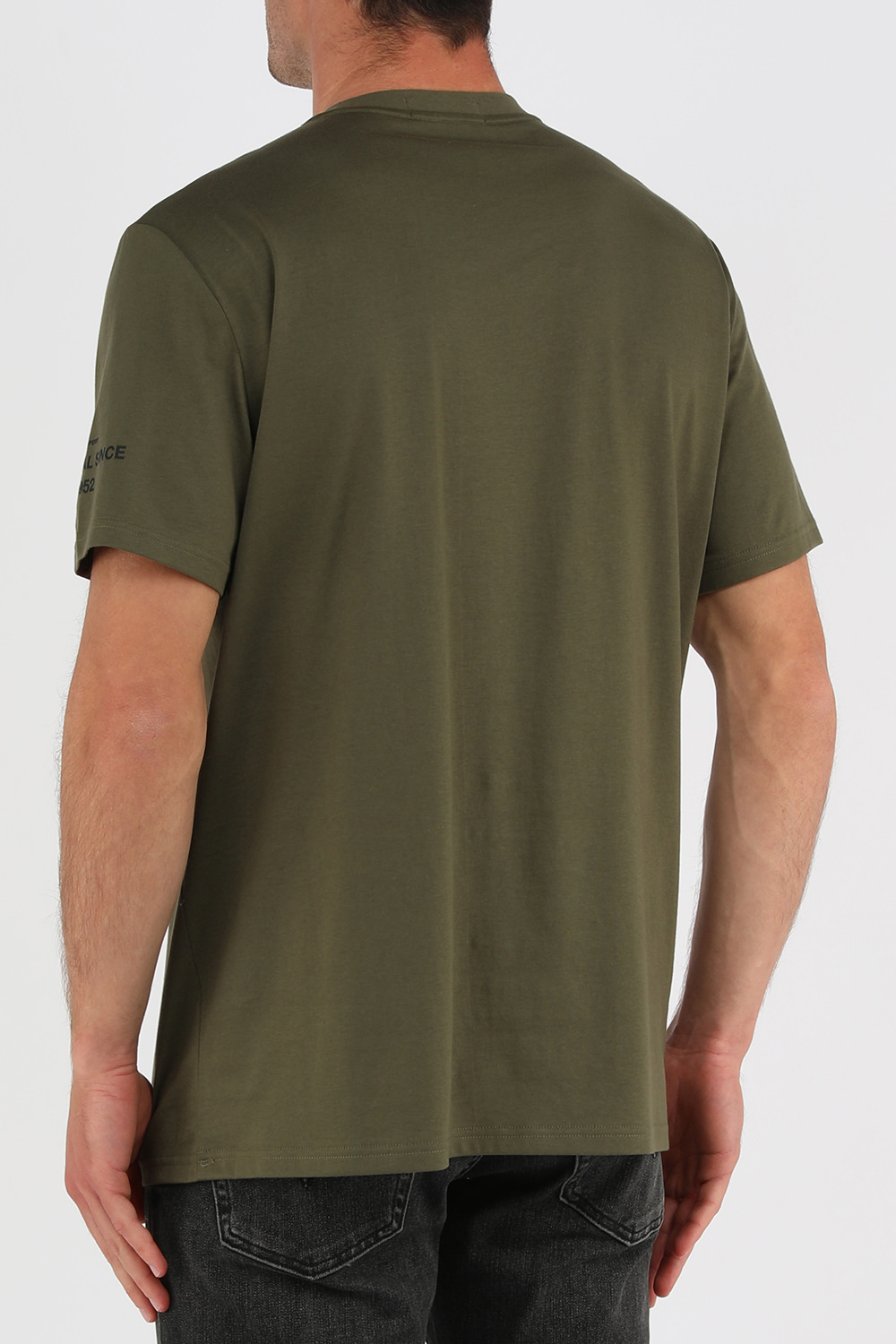 תמונת דוגמן אחורית של חולצה ירוקה עם הדפס גראפי