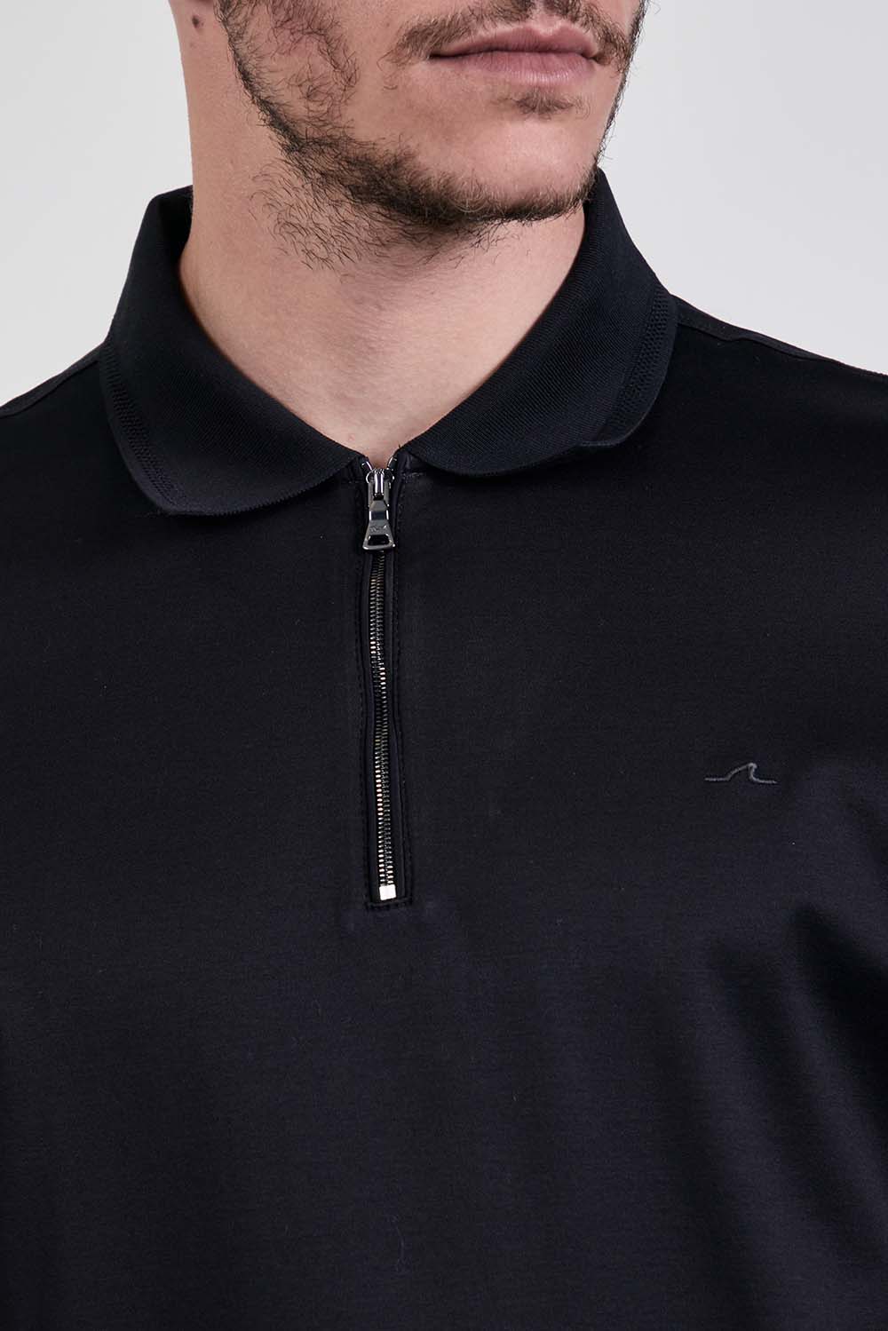 תמונת תקריב דוגמן של חולצת פולו