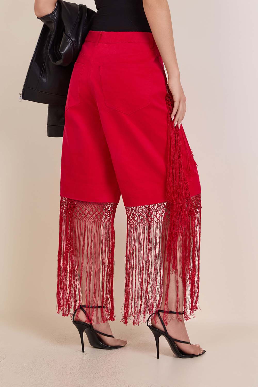 תמונת דוגמן אחורית של מכנסי ברמודה קורדרוי