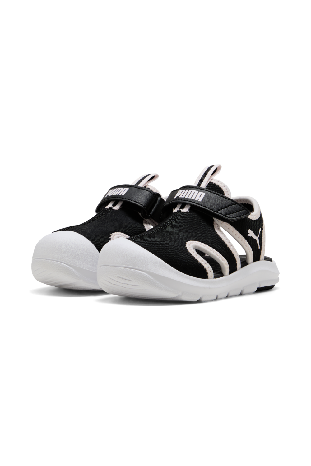 תמונת תקריב של סנדלים