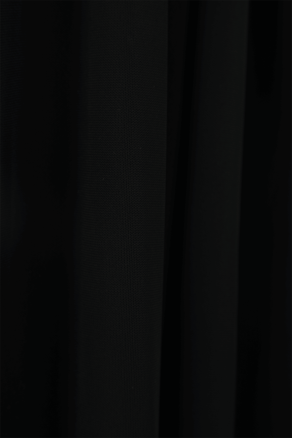 תמונת תקריב של שמלת מקסי שחורה אסימטרית