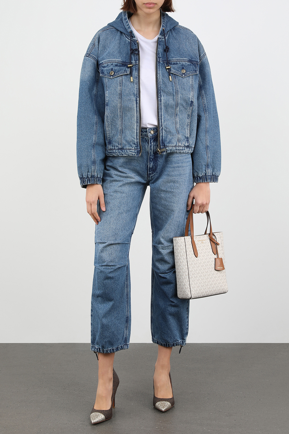 תמונת דוגמן קידמית של נעלי עקב מונוגרמיות חומות