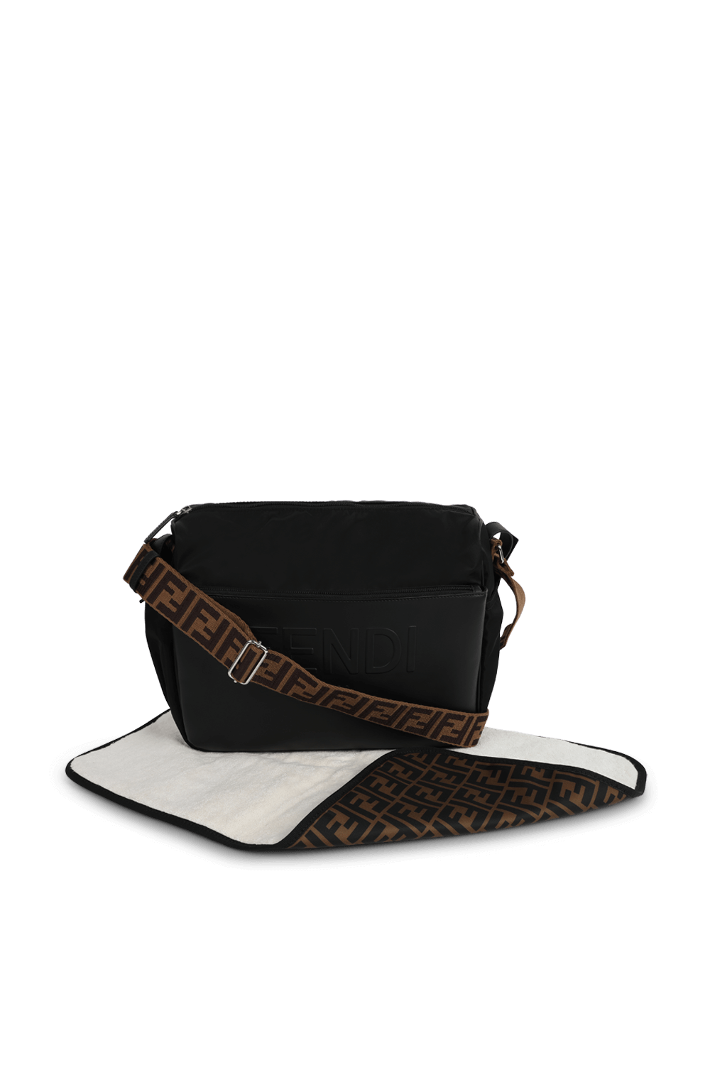 תמונת תקריב של תיק ומשטח החתלה מונוגרמיים