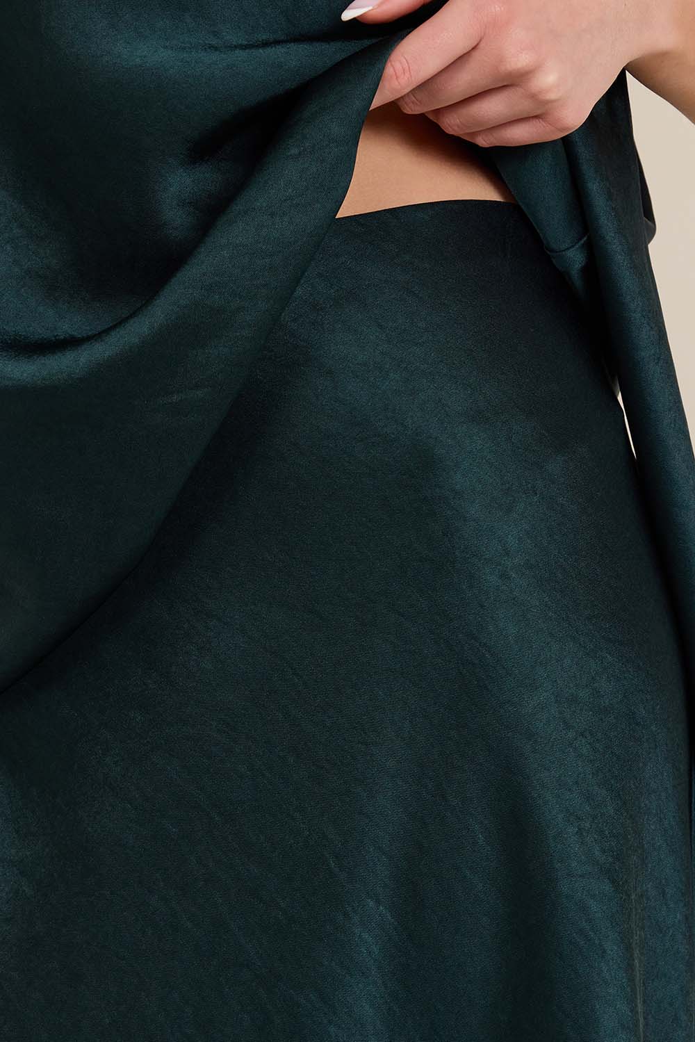 תמונת תקריב דוגמן של חצאית מקסי סאטן