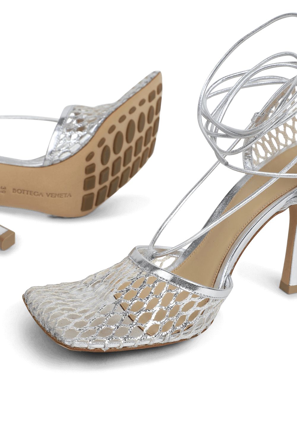 תמונת תקריב של סנדלי עקב סטרץ' בגוון כסוף