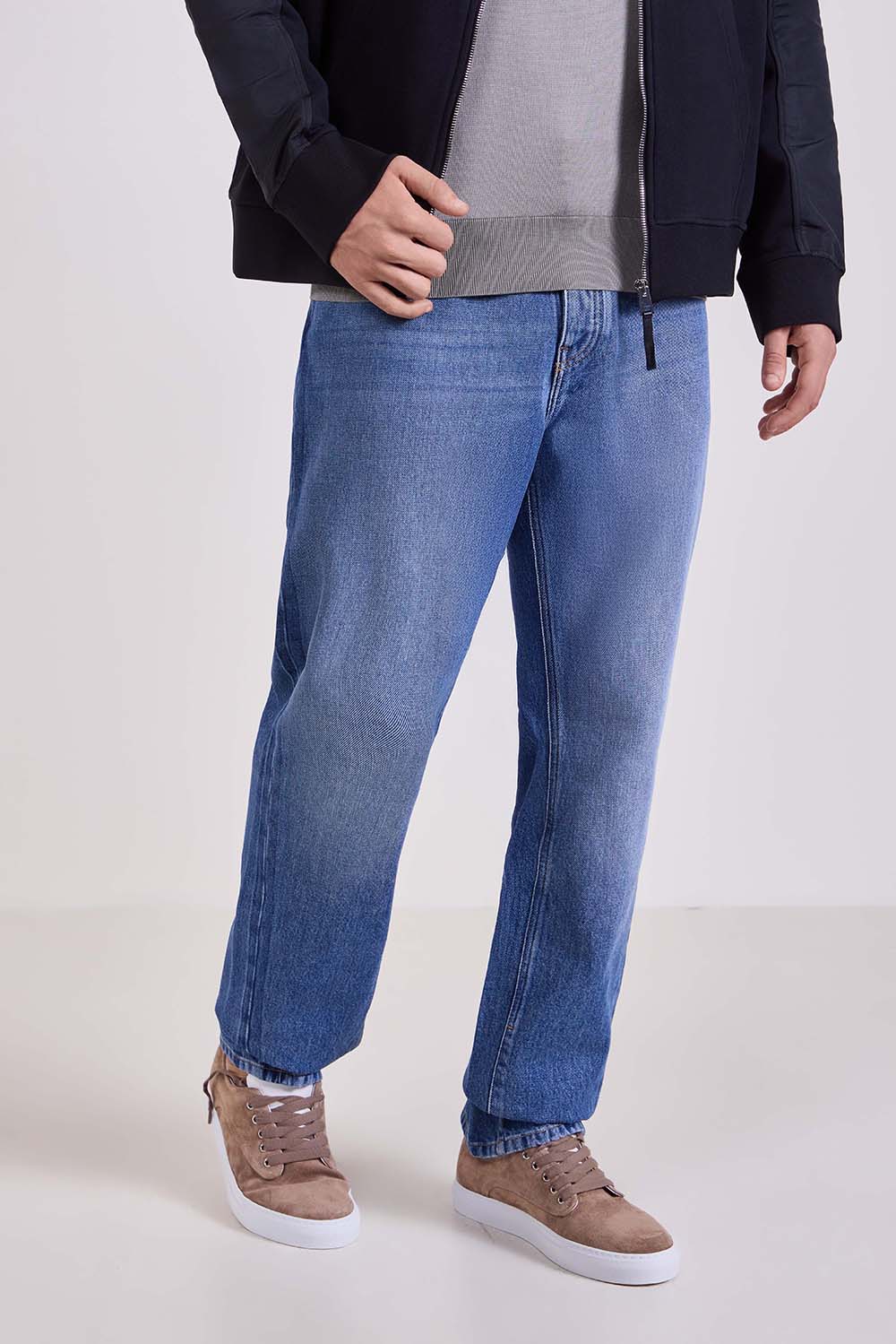 תמונת דוגמן קידמית של מכנסי ג'ינס בגזרה ישרה