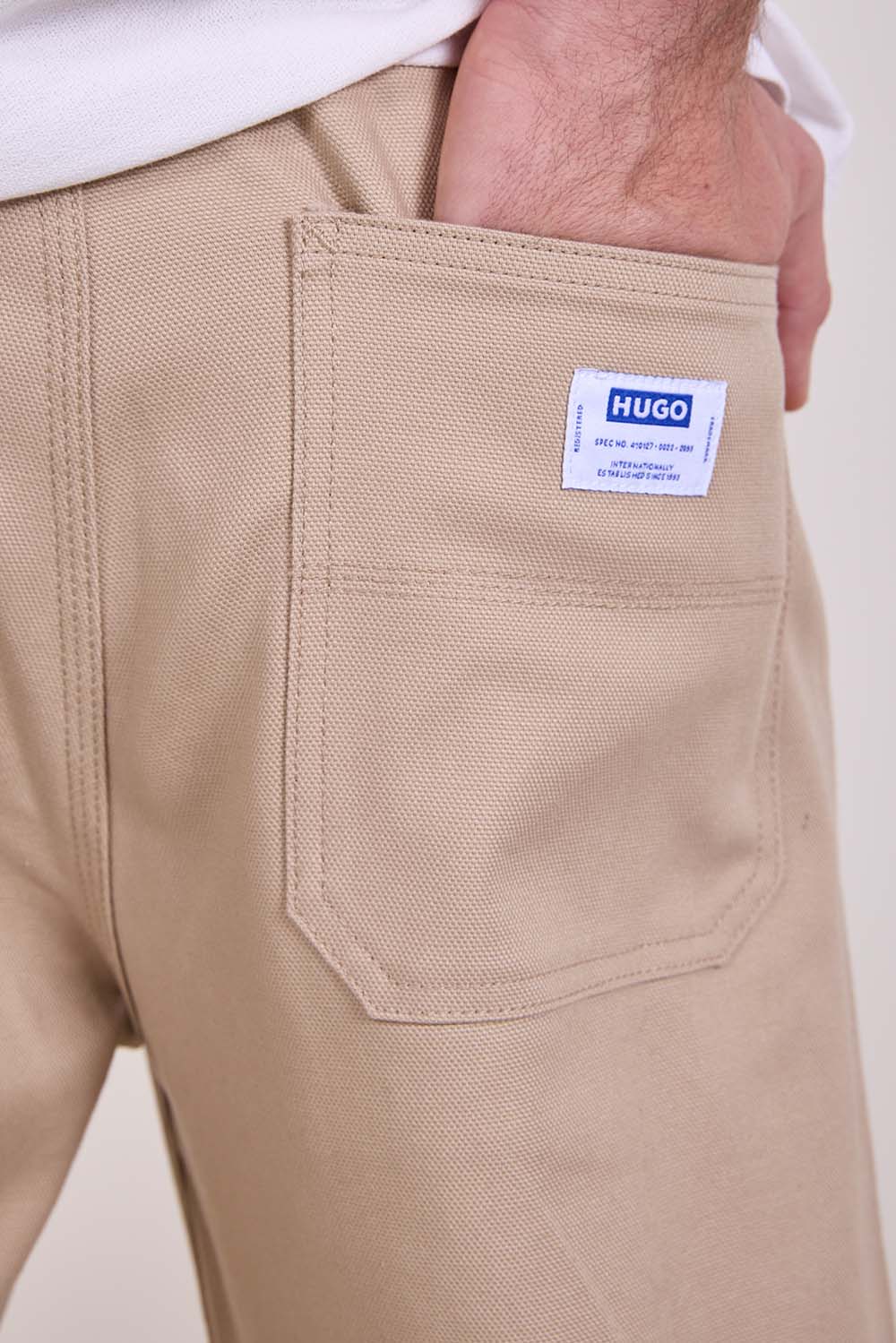 תמונת תקריב דוגמן של מכנסיים ארוכים