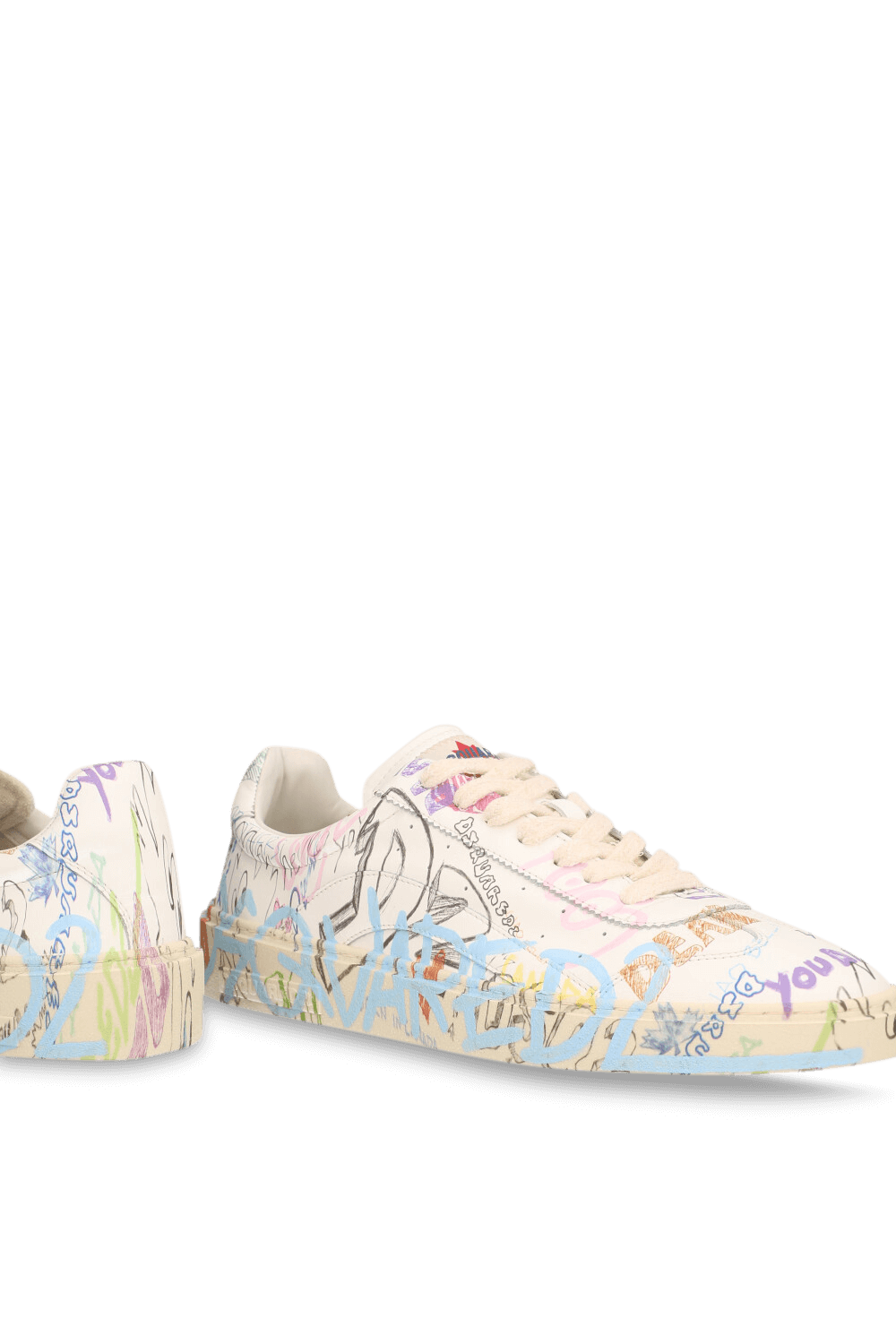 תמונת תקריב של נעלי סניקרס ריידר