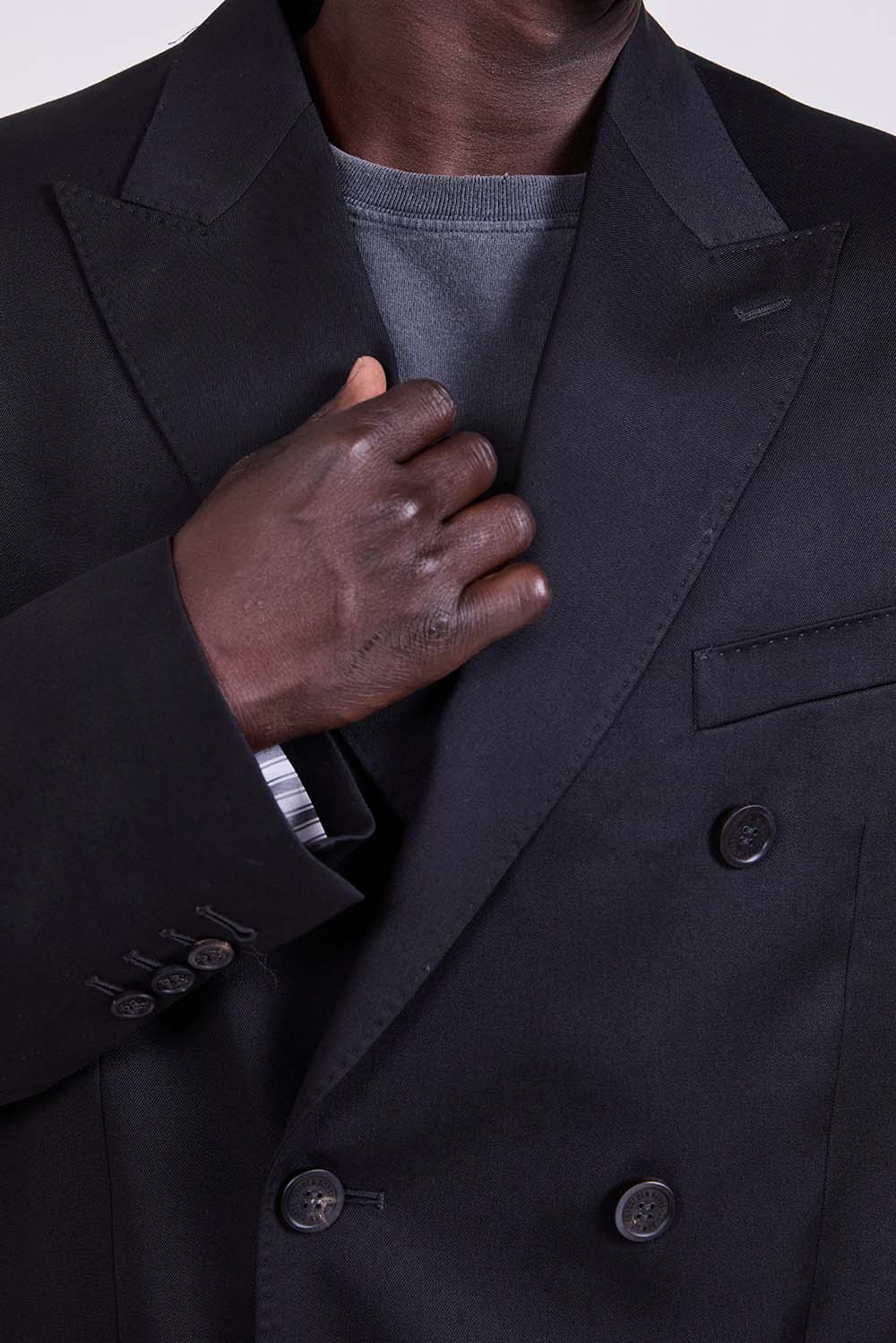 תמונת תקריב דוגמן של בלייזר מחוייט