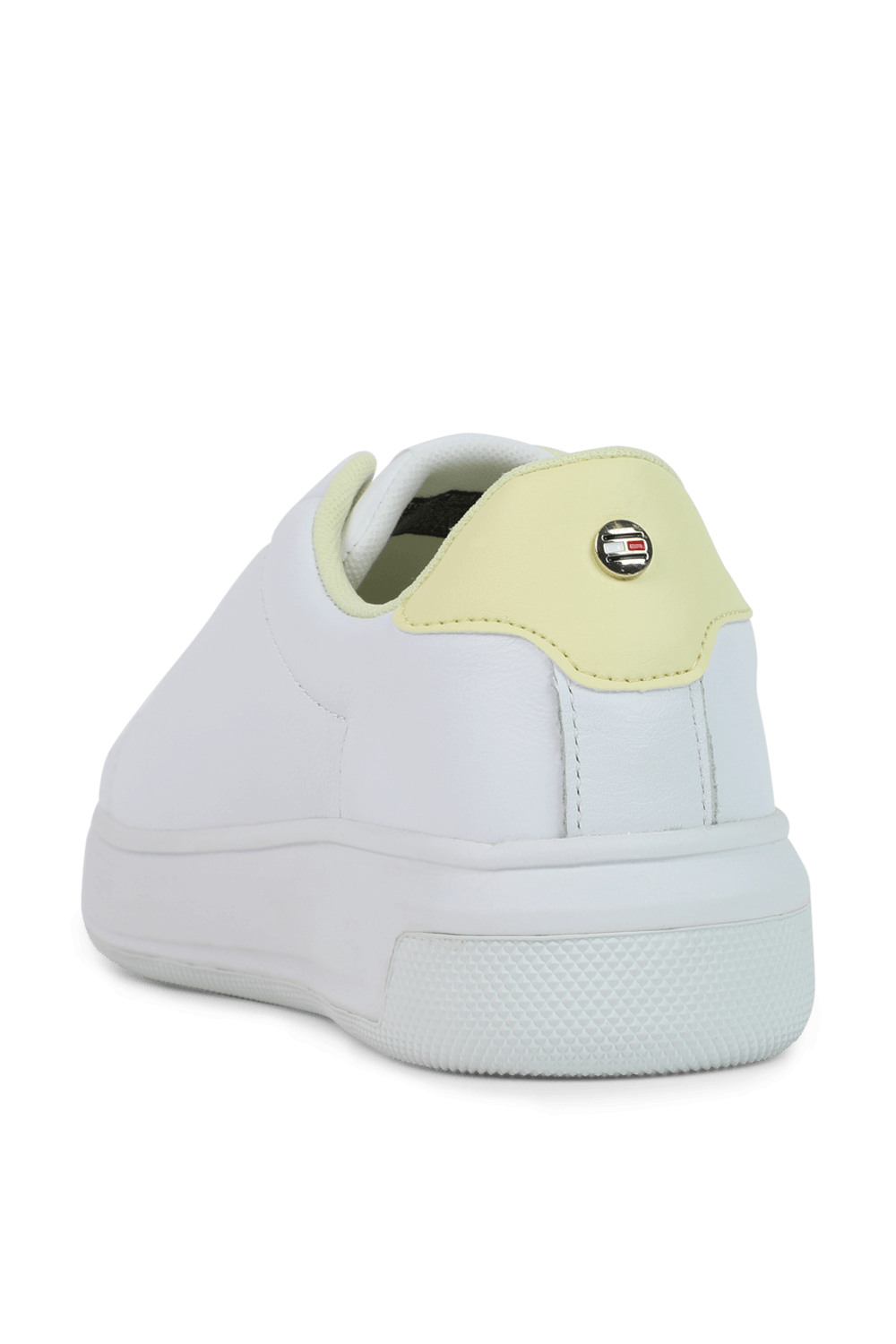 תמונה אחורית של נעלי סניקרס לבנות עם נגיעות צהובות