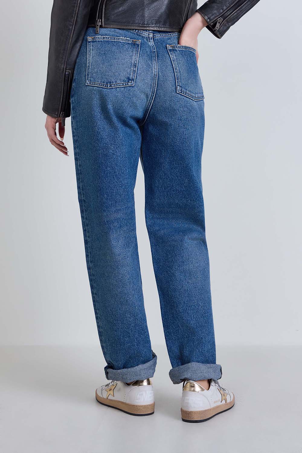 תמונת דוגמן אחורית של מכנסי ג'ינס בגזרה רחבה