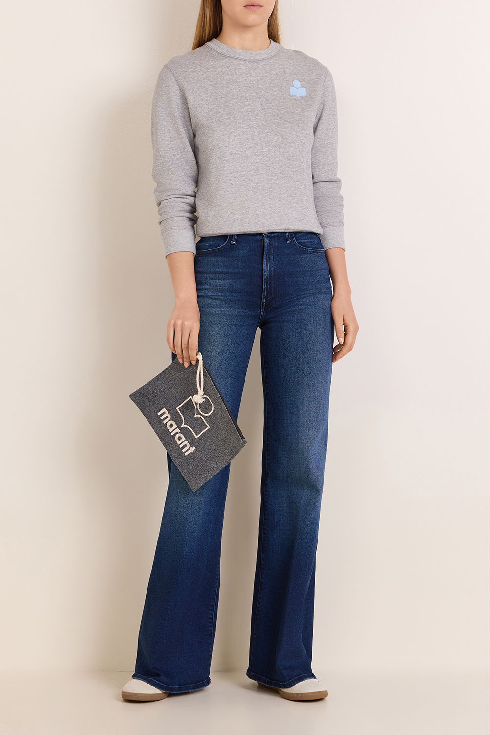 תמונת דוגמן קידמית של נעלי סניקרס