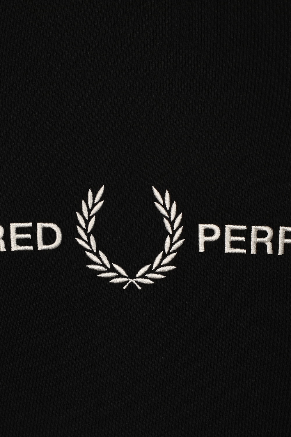 תמונת תקריב של חולצת טי ארוכה עם רקמה