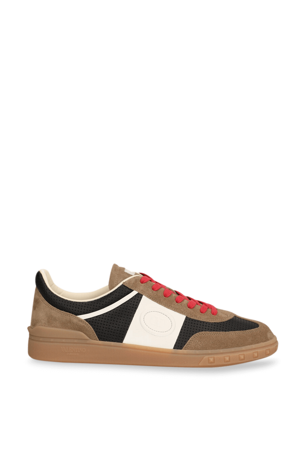 תמונה קידמית של נעלי סניקרס