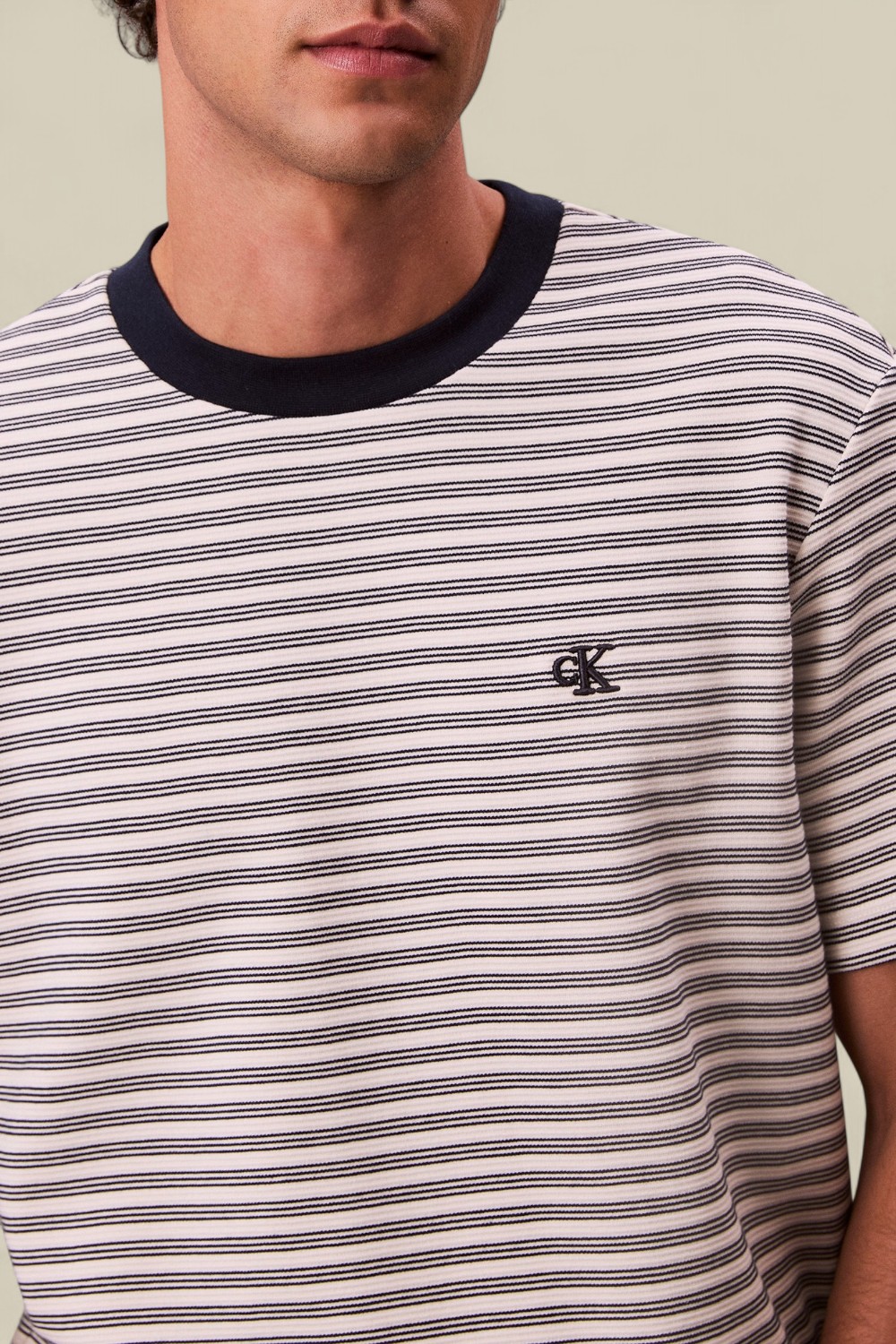 תמונת תקריב דוגמן של חולצת פסים