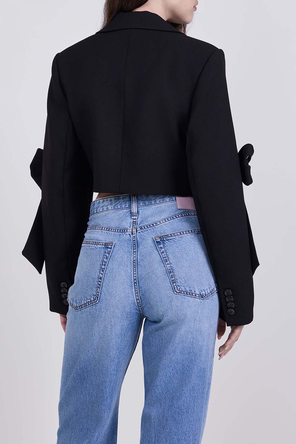 תמונת דוגמן אחורית של ז'קט בלייזר קרופ