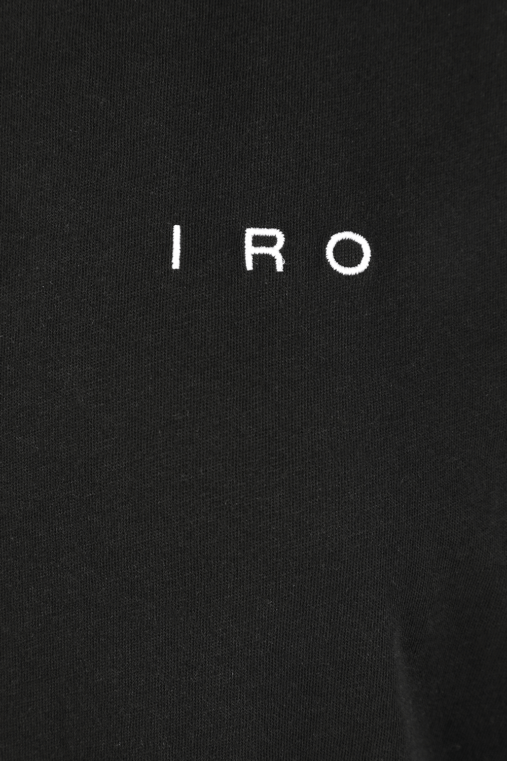 תמונה אחורית של גופיה שחורה עם לוגו