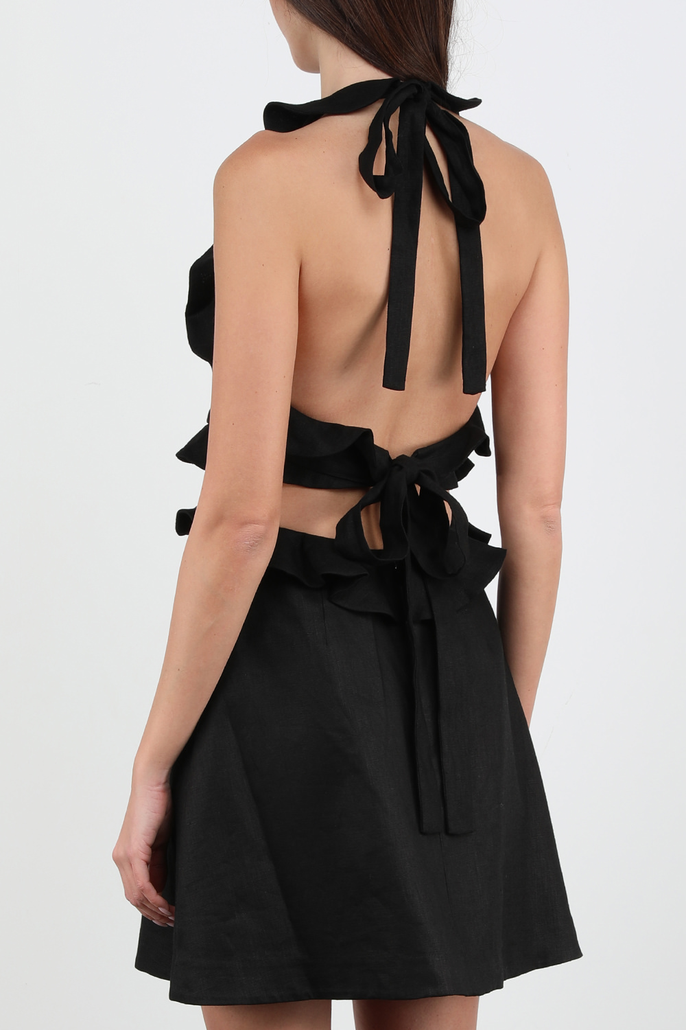 תמונת דוגמן אחורית של שמלת מיני עם קשירה בגוון שחור