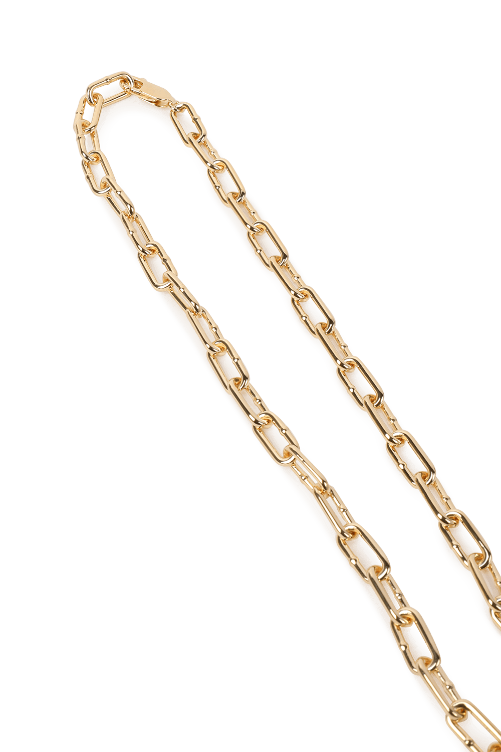 תמונת תקריב של שרשרת לולאות בגוון זהב