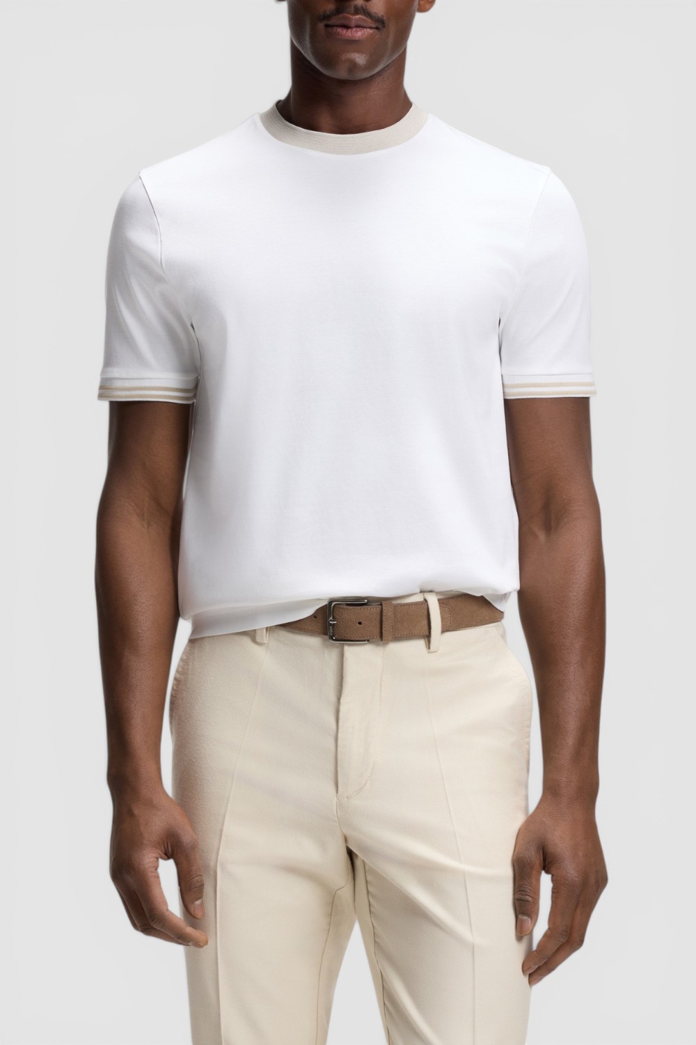 תמונת דוגמן קידמית של חולצת טי בגזרת סלים