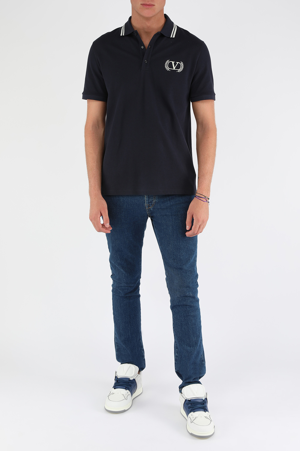 תמונת דוגמן קידמית של צמיד בד עם לוגו מטאלי