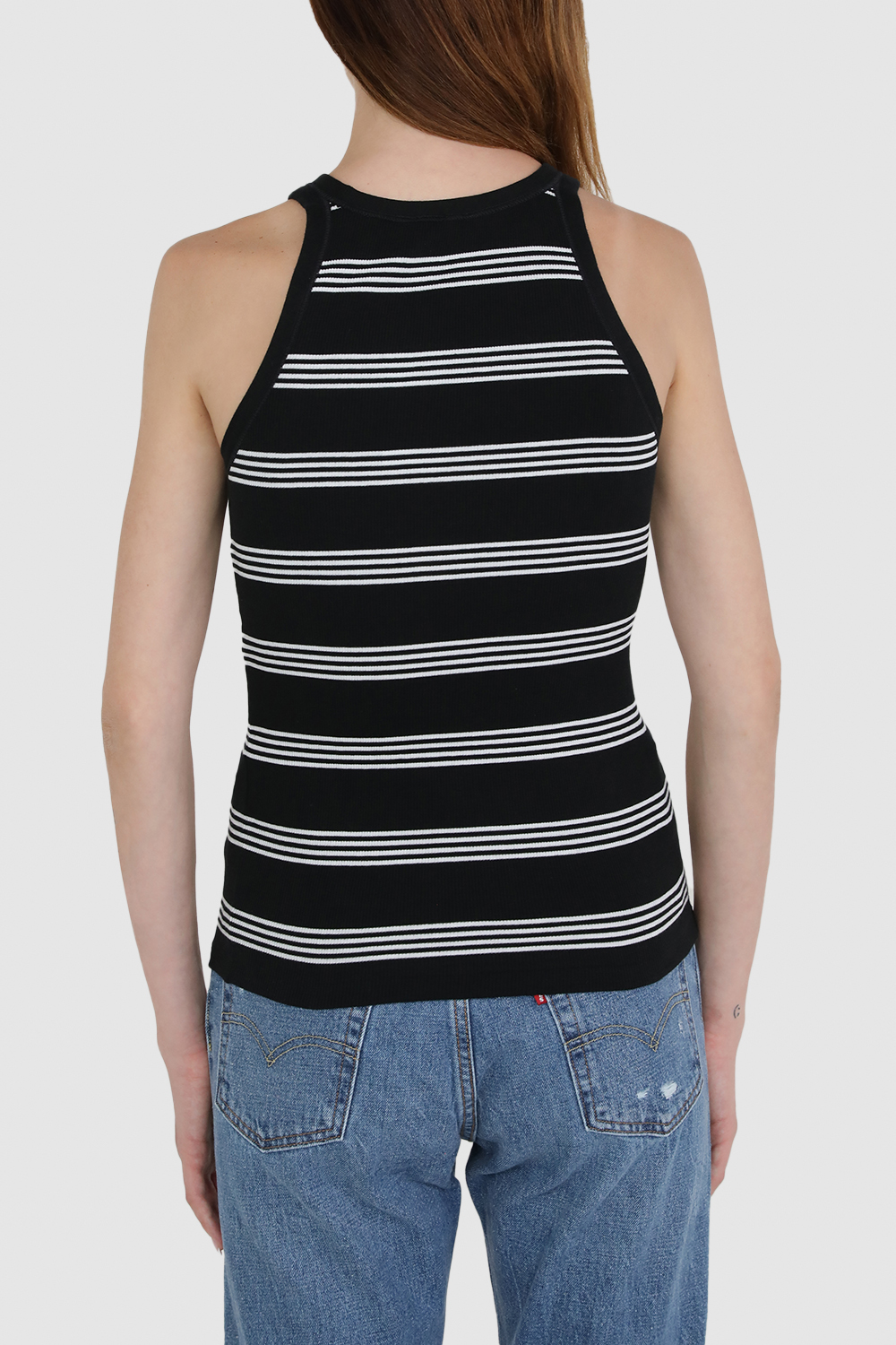 תמונת דוגמן אחורית של גופיית פסים