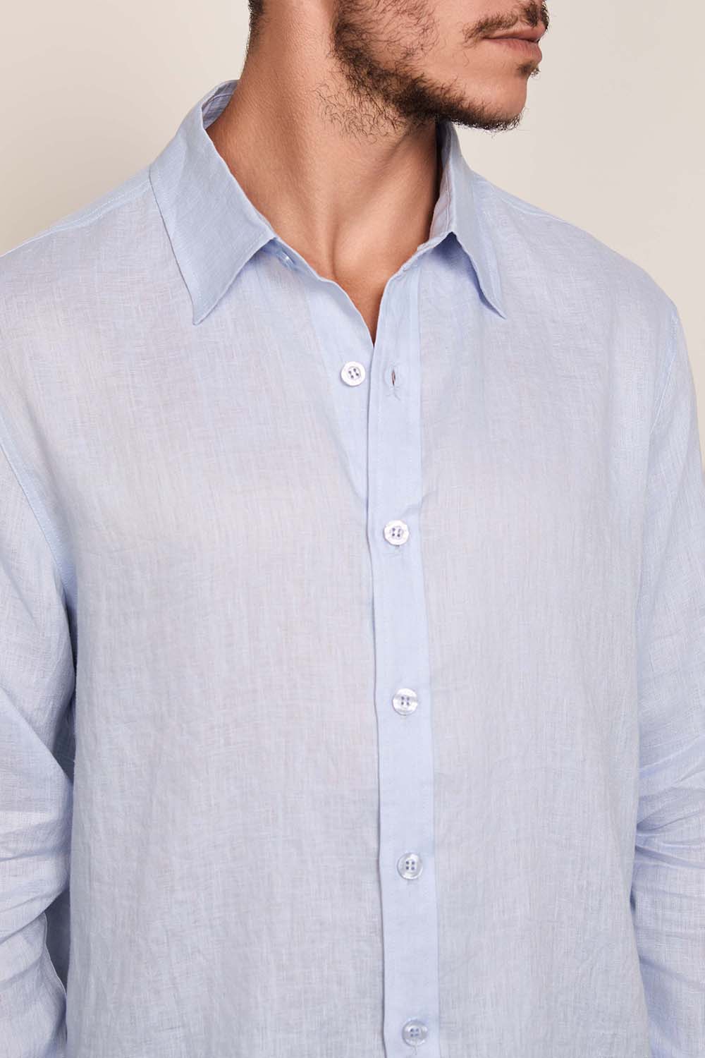 תמונת תקריב דוגמן של חולצה מכופתרת