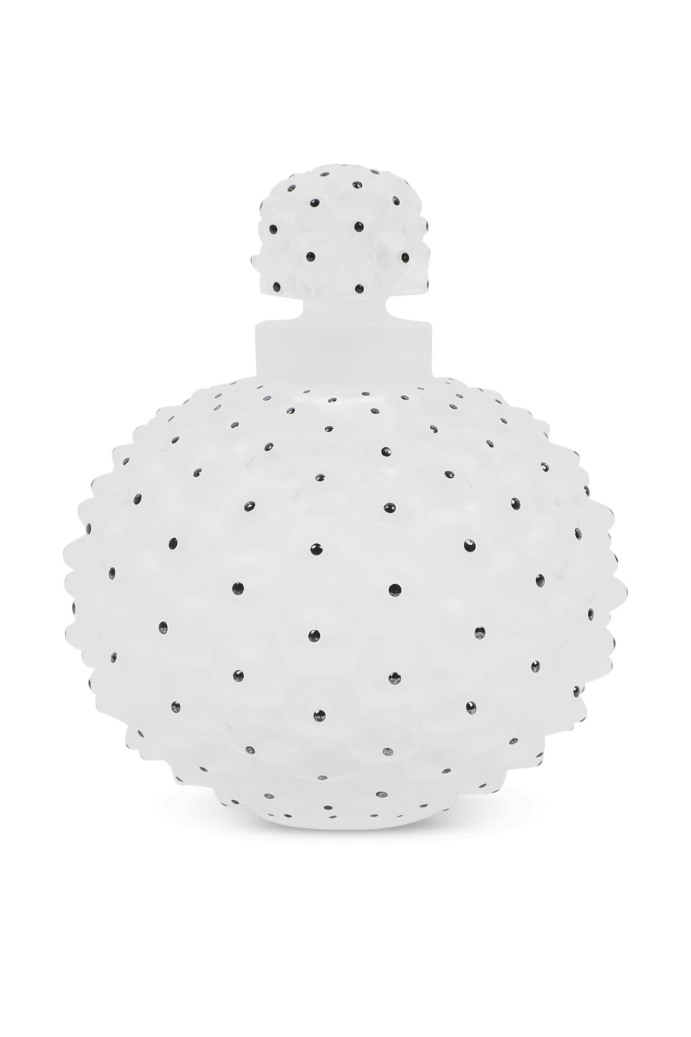 תמונה קידמית של בקבוק בושם מקרסיטל שקוף עם נקודות שחורות