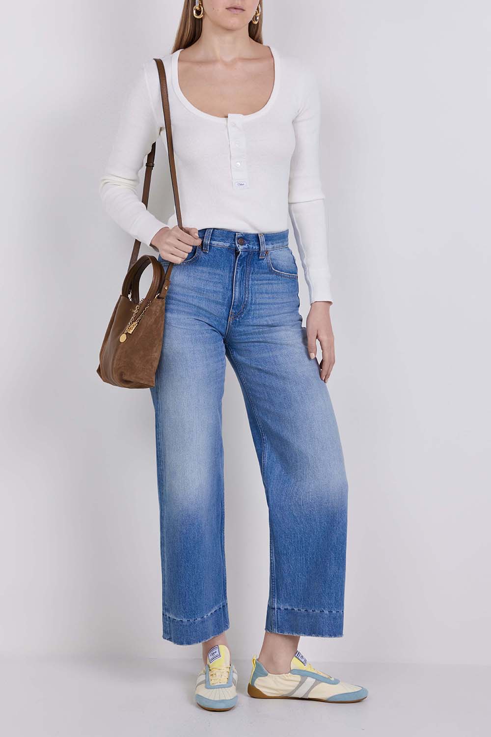 תמונת דוגמן קידמית של נעלי סניקרס