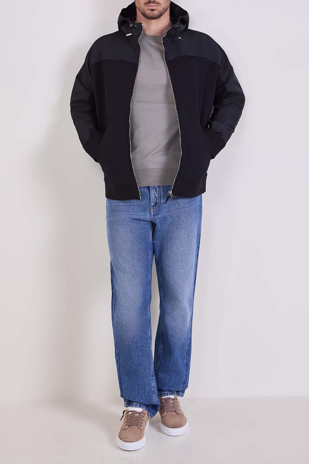 תמונת דוגמן קידמית של נעלי סניקרס עור