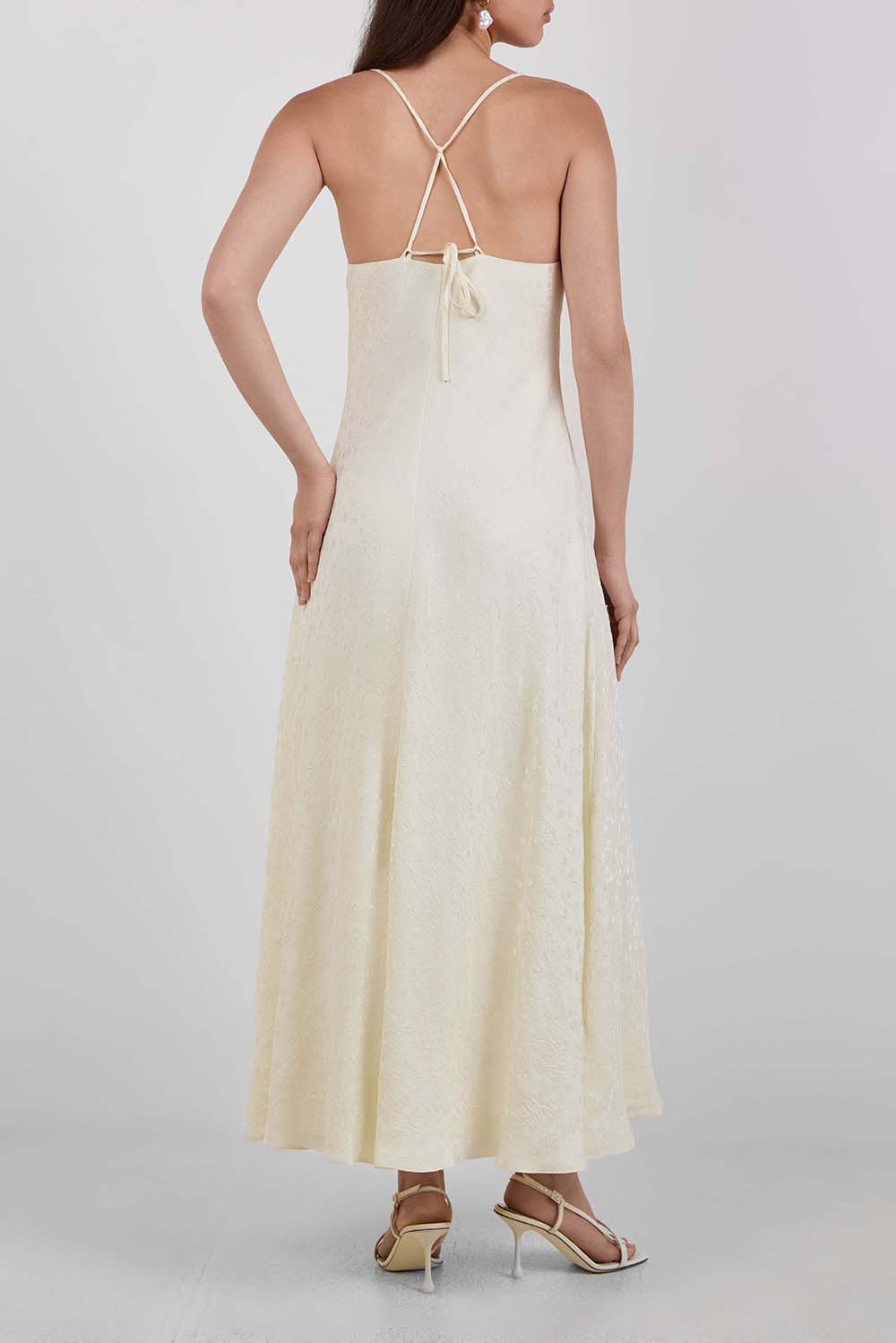 תמונת דוגמן אחורית של שמלת מקסי פרחונית