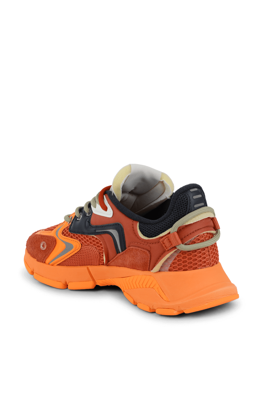 תמונה אחורית של נעלי סניקרס