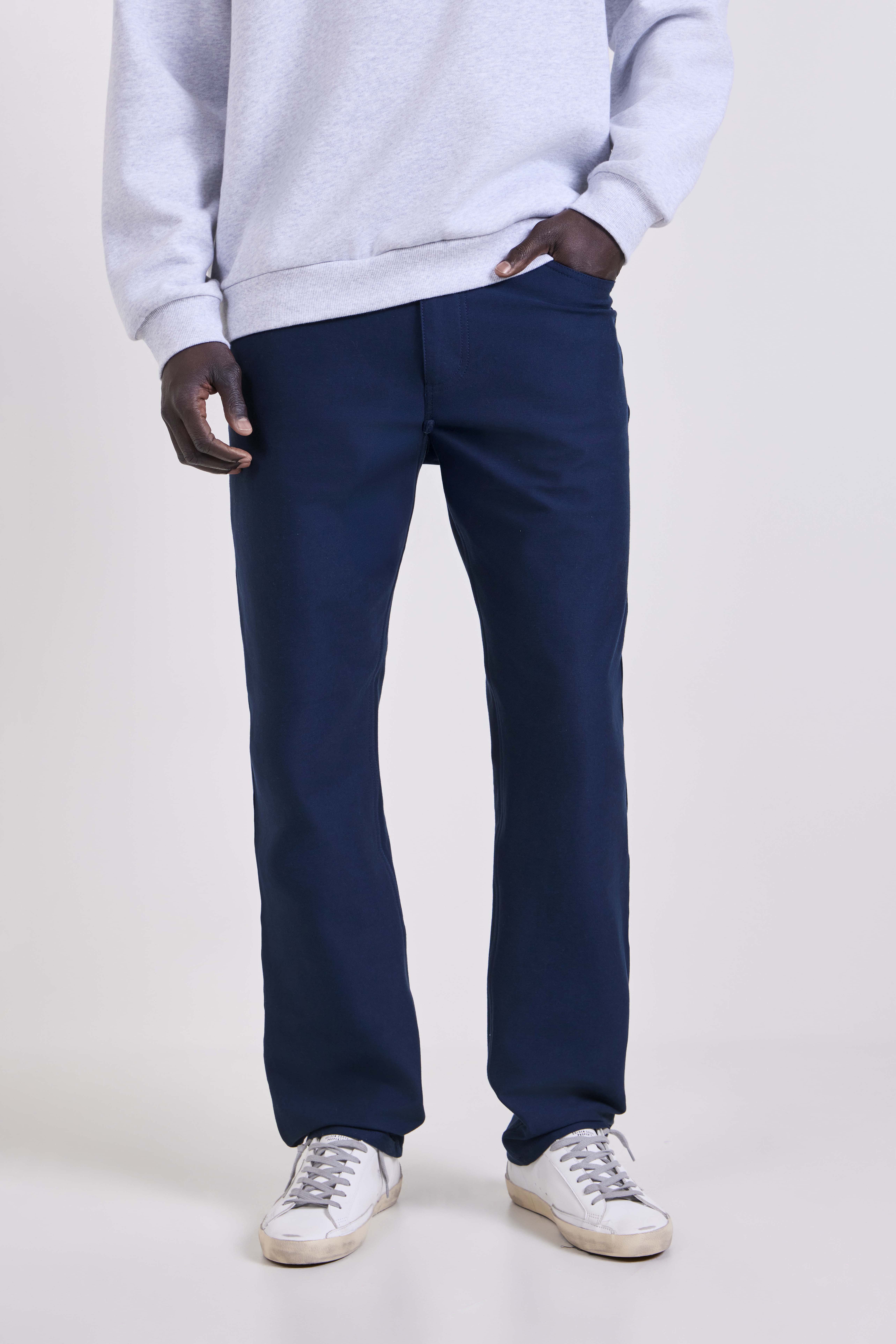 תמונת דוגמן קידמית של EasyFive Classic-Straight Pant 32L