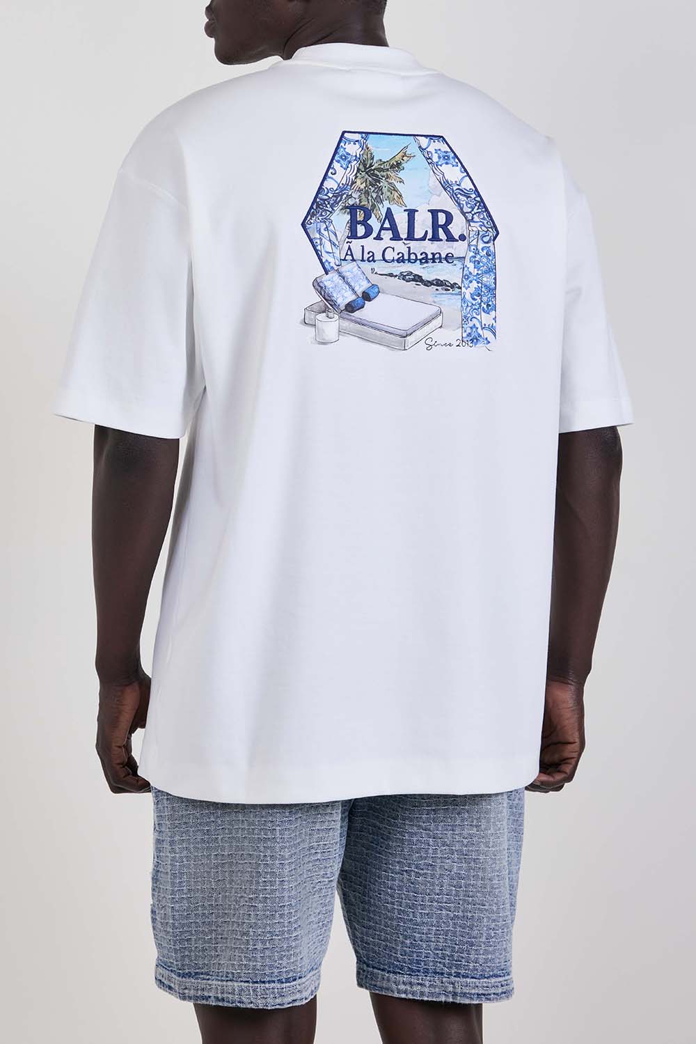 תמונת דוגמן אחורית של חולצת טי אוברסייז