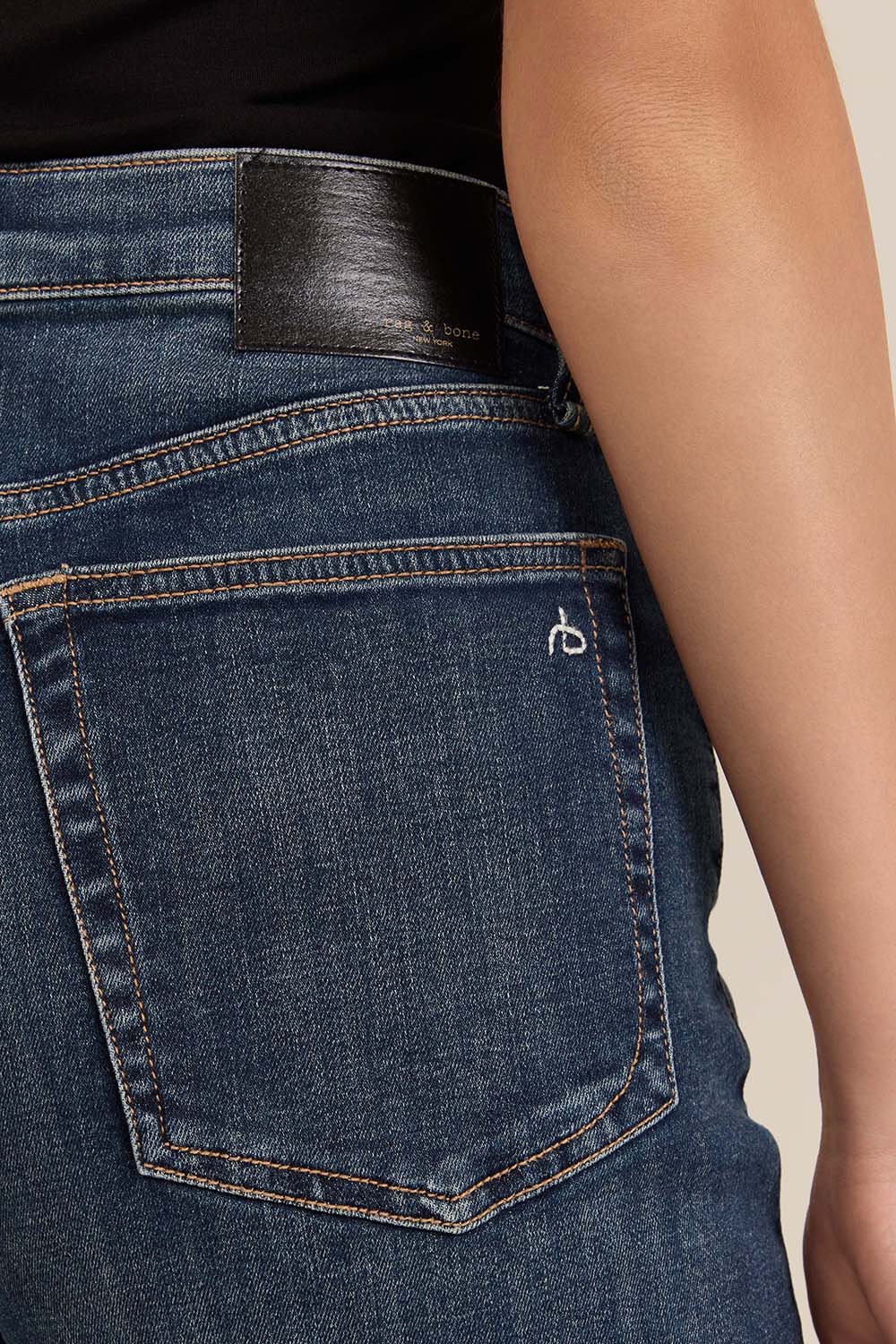 תמונת תקריב דוגמן של מכנסי ג'ינס פלקסי סופי בגזרה רחבה