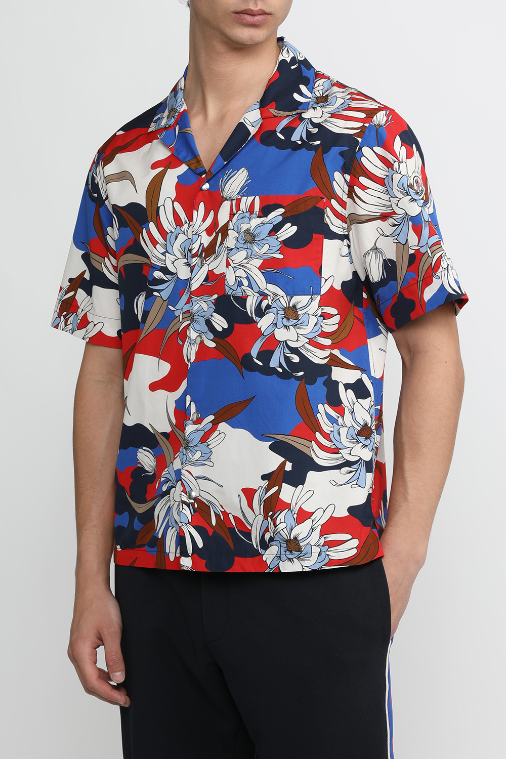 תמונת דוגמן קידמית של חולצת מכופתרת פרחונית