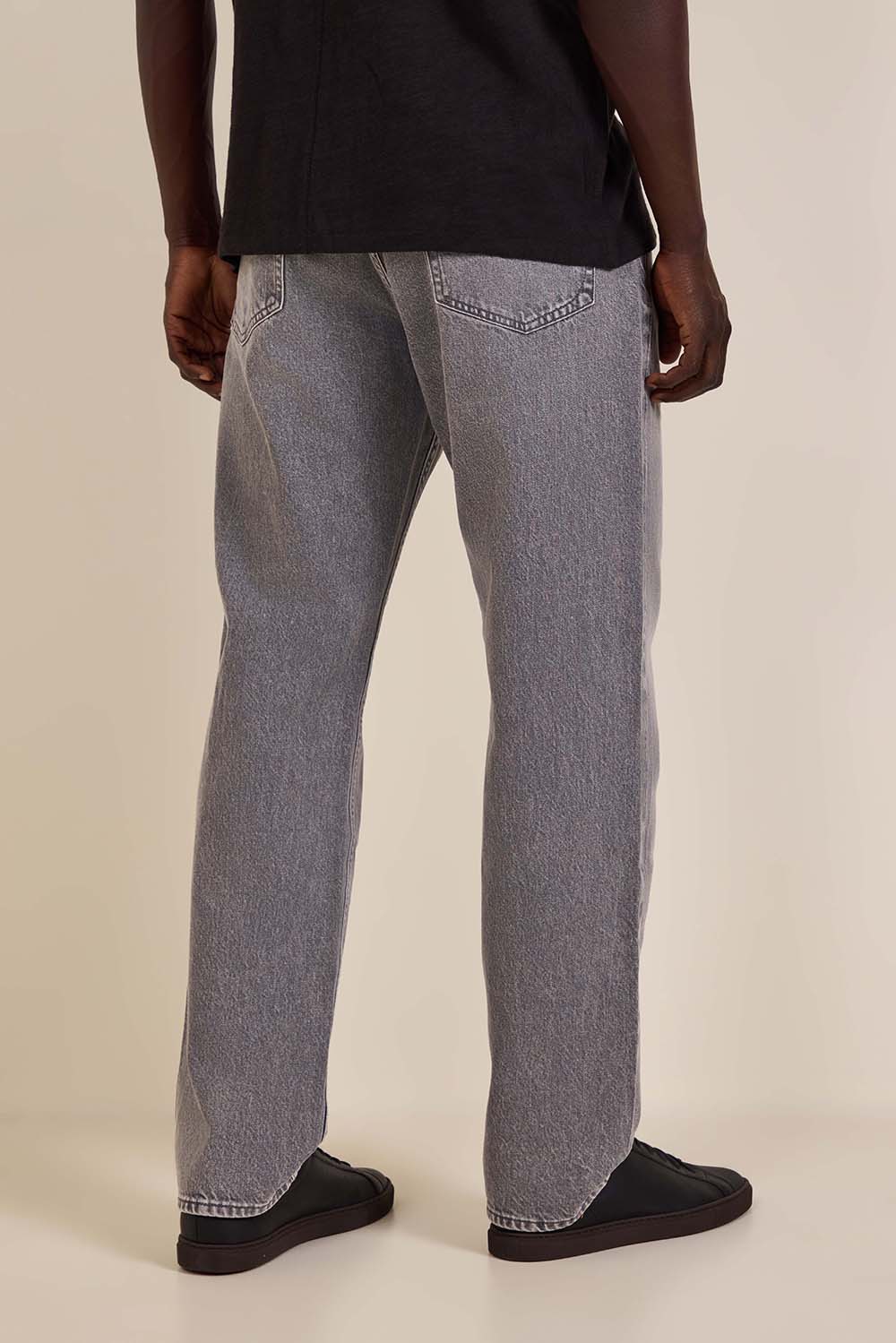 תמונת דוגמן אחורית של מכנסי ג'ינס בגזרה ישרה