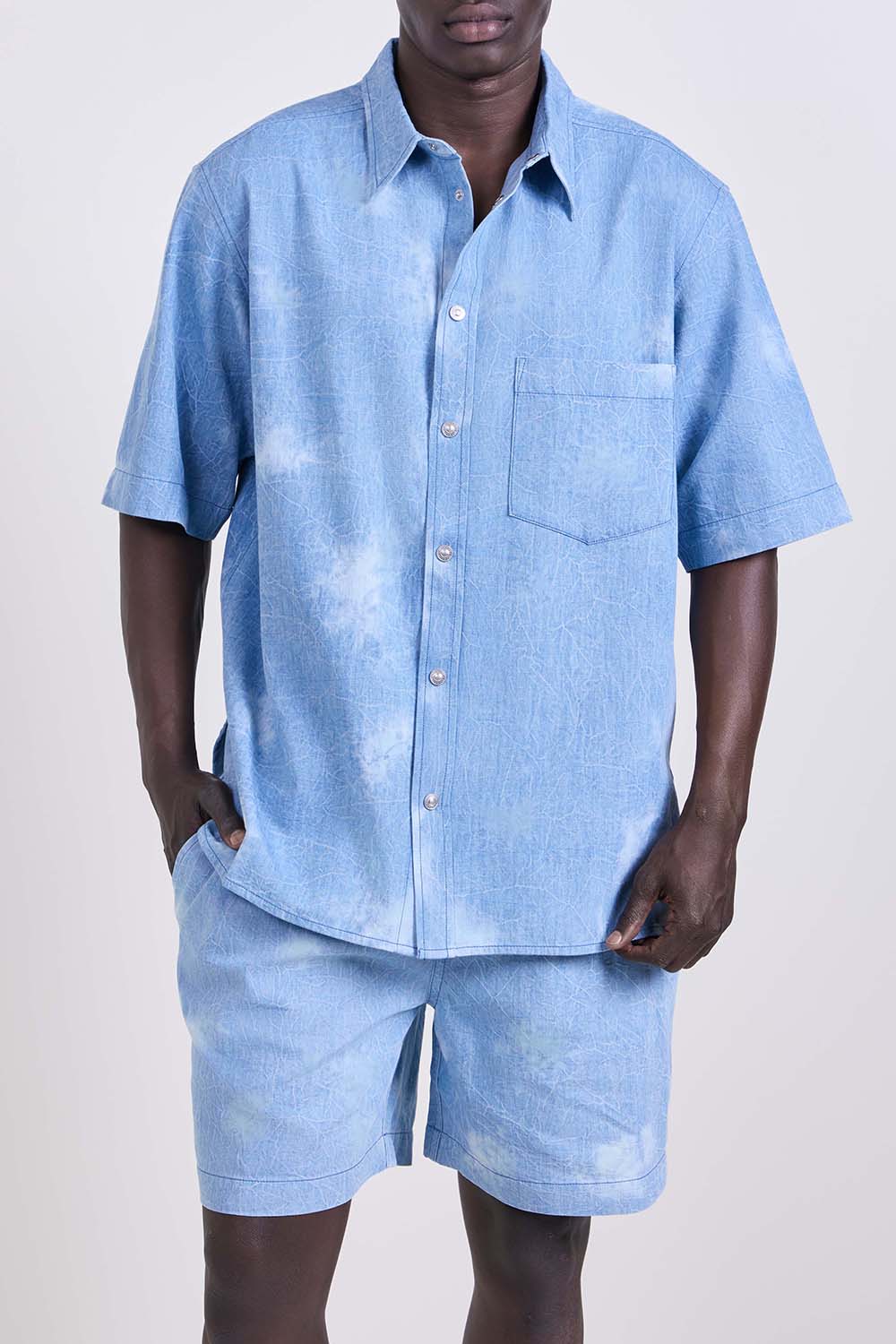 תמונת דוגמן קידמית של חולצה מכופתרת ג'ינס