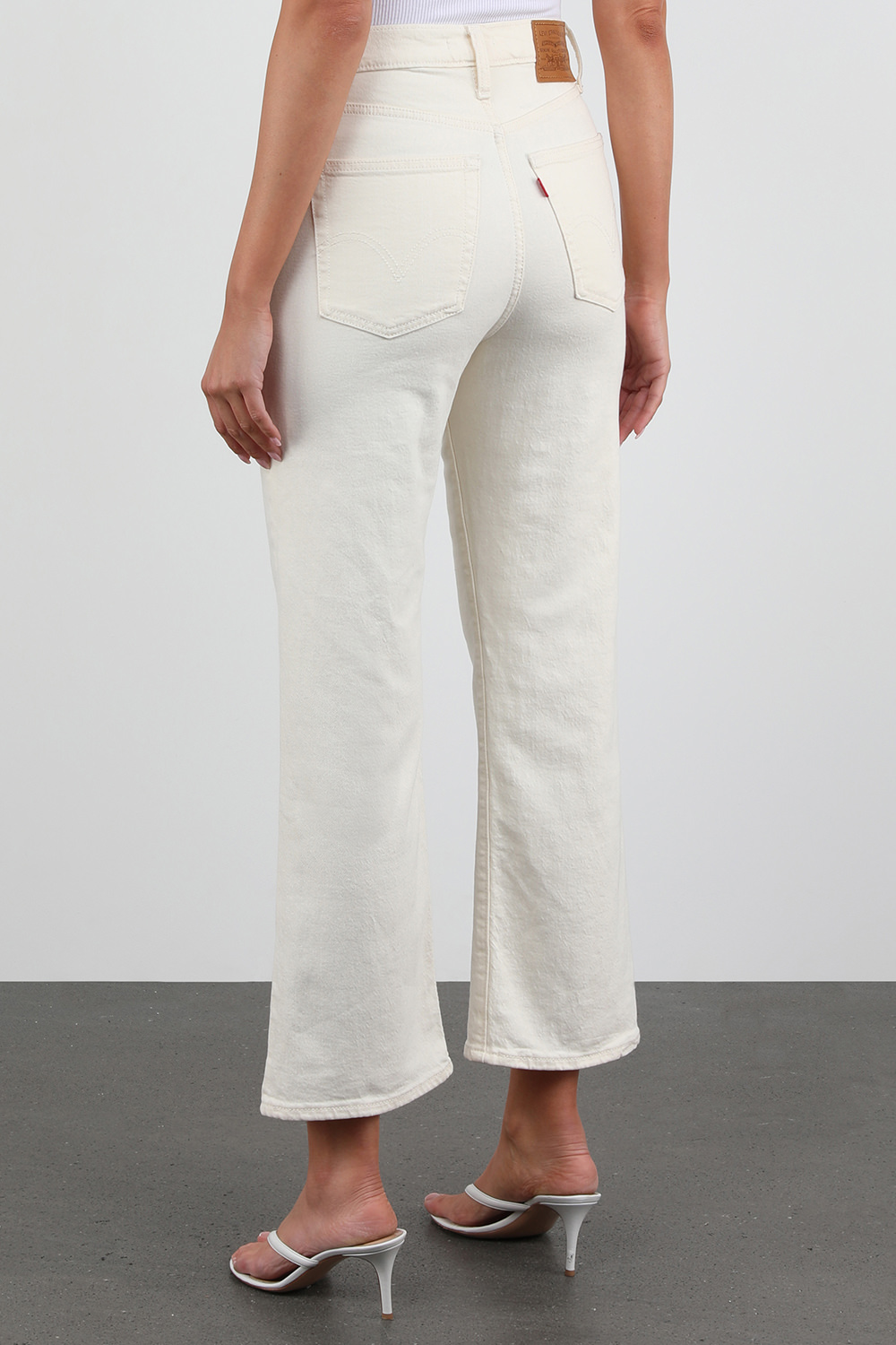 תמונת דוגמן אחורית של מכנסי ג'ינס בגזרת קרופ ישרה