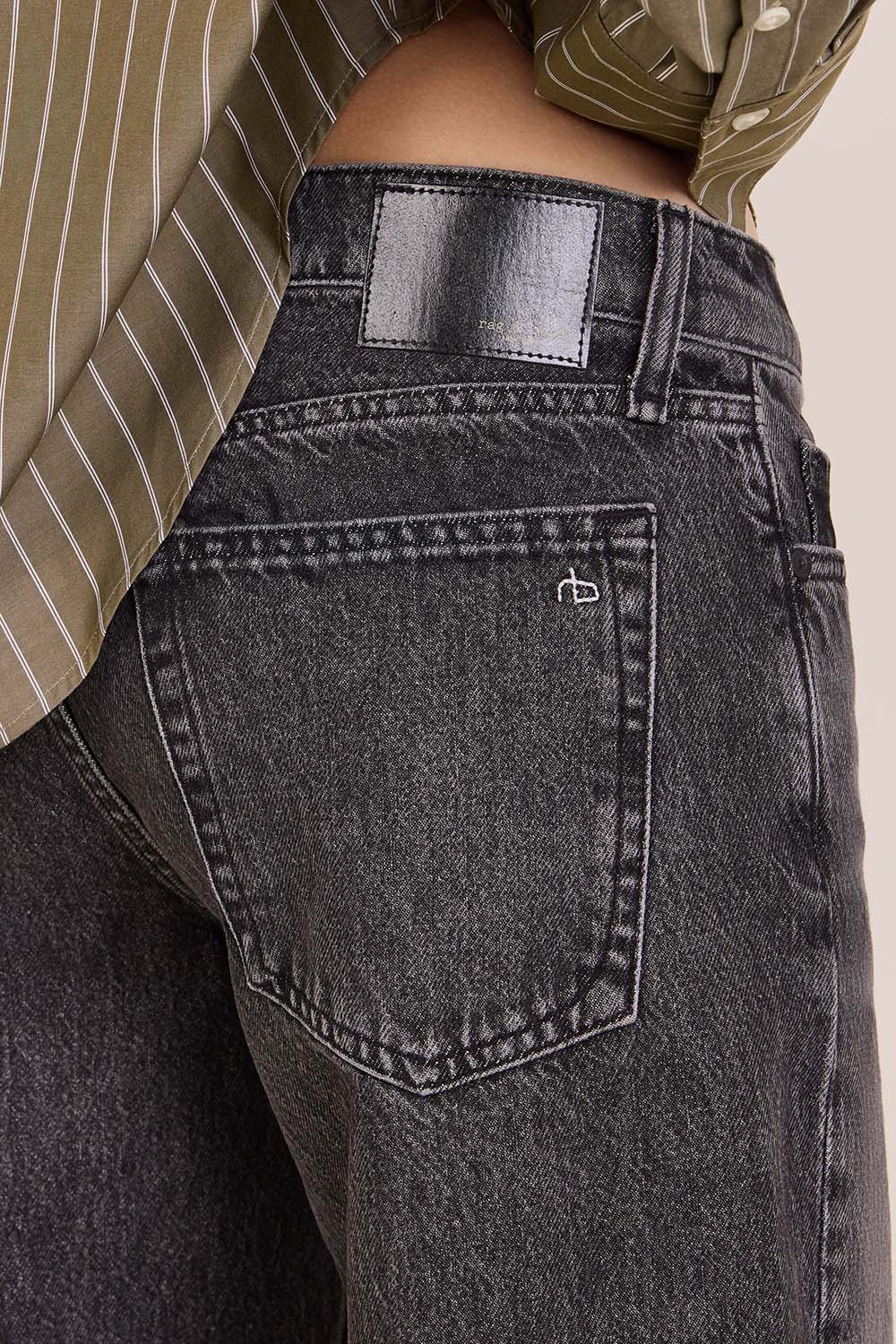 תמונת תקריב דוגמן של מכנסי ג'ינס בגזרה ישרה