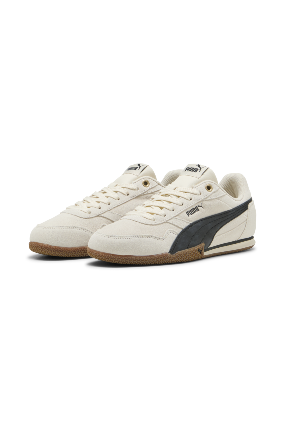 תמונת תקריב של נעלי סניקרס