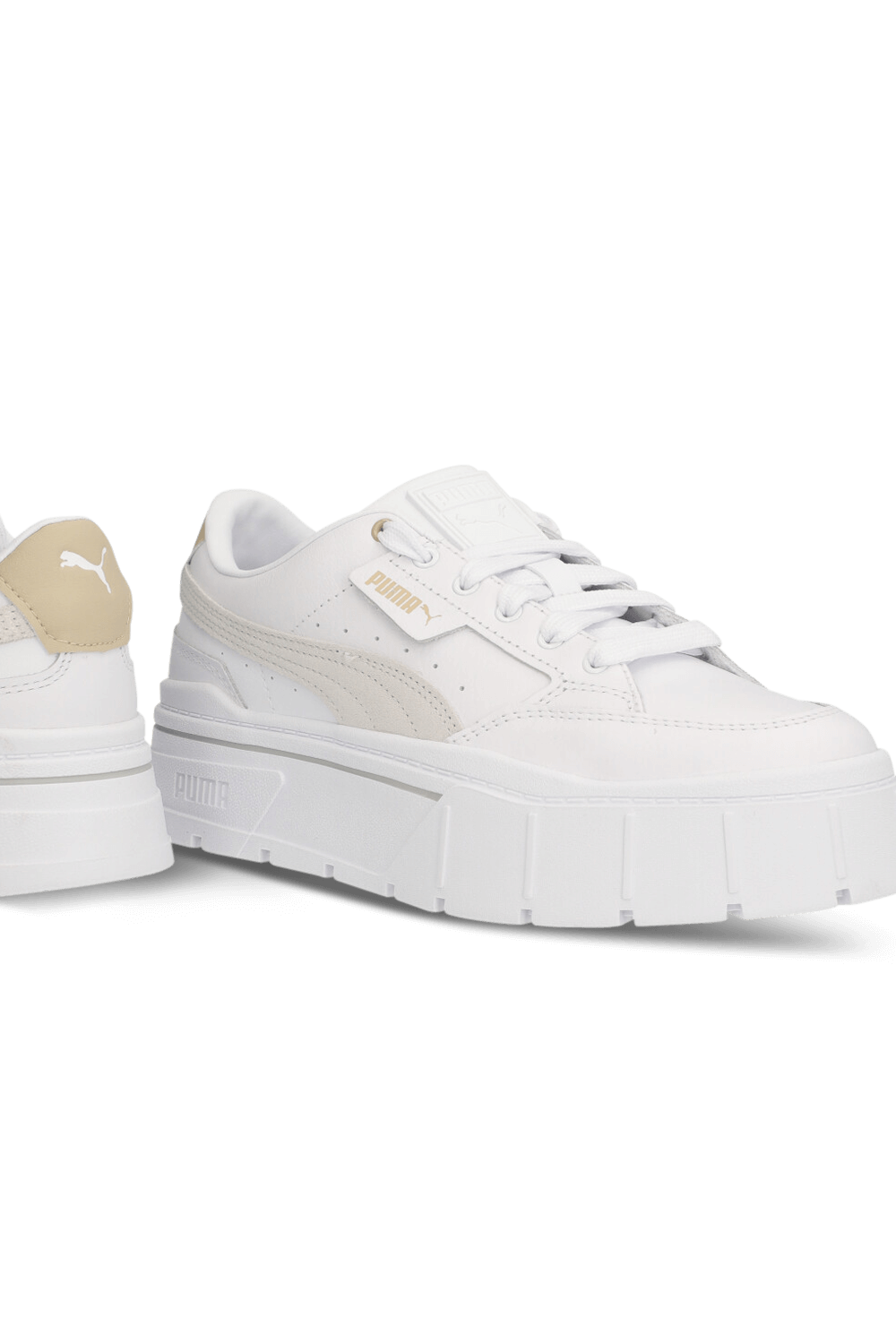 תמונת תקריב של נעלי סניקרס מייז