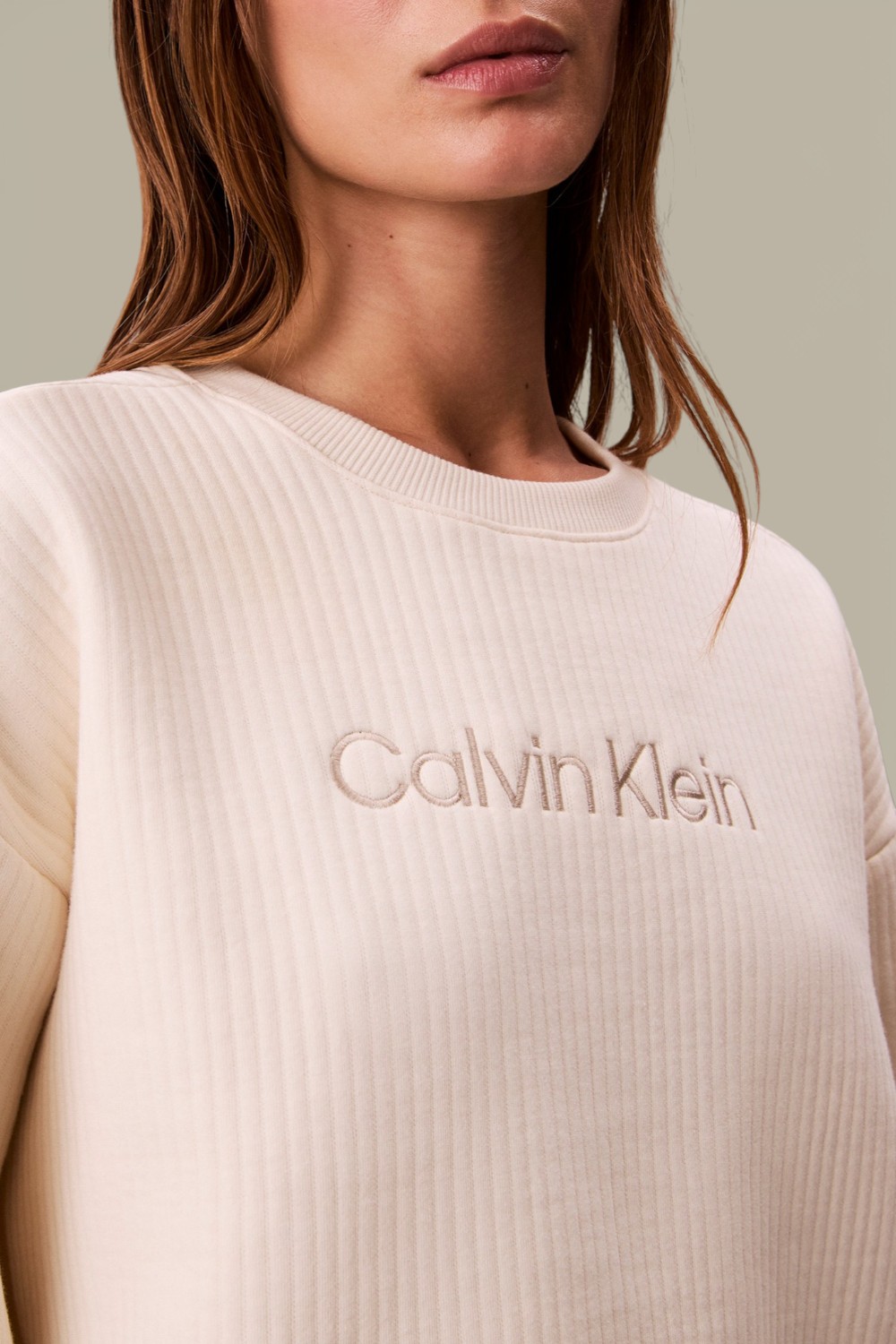 תמונת תקריב דוגמן של סווטשירט קרופ