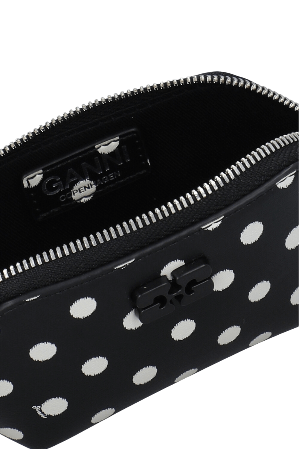 תמונת תקריב של ארנק מטבעות בו