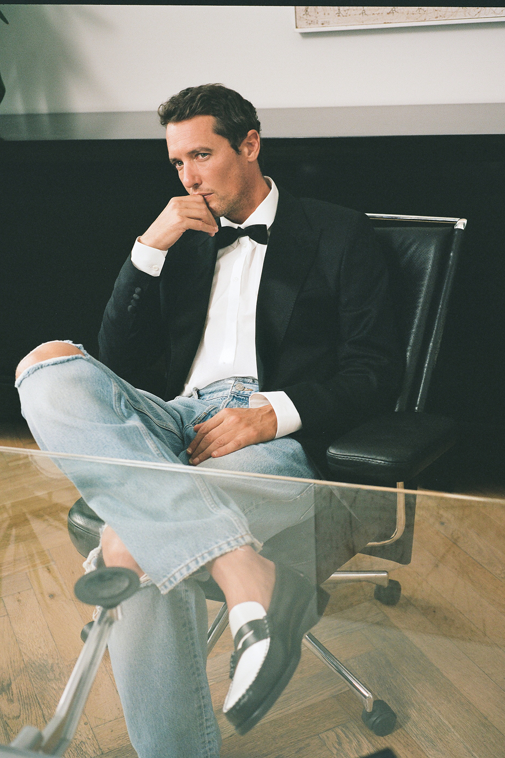 תמונת אווירה של מכנסי ג'ינס משוחררים