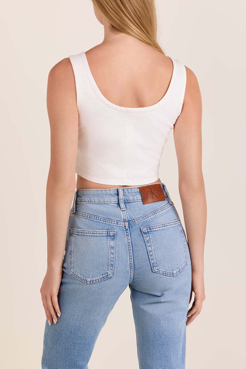 תמונת דוגמן אחורית של גופיית קרופ