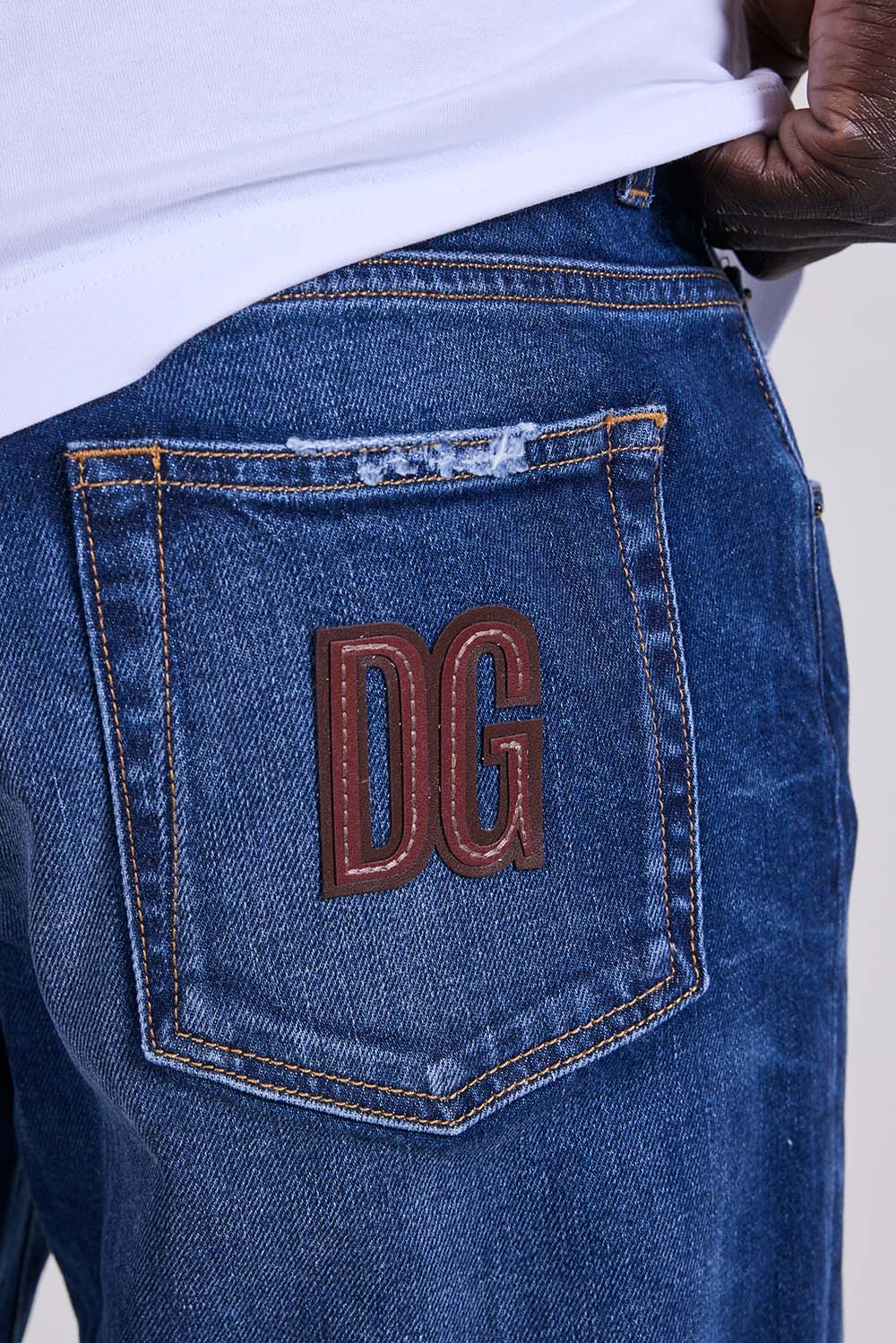 תמונת תקריב דוגמן של מכנסי ג'ינס בגזרה משוחררת