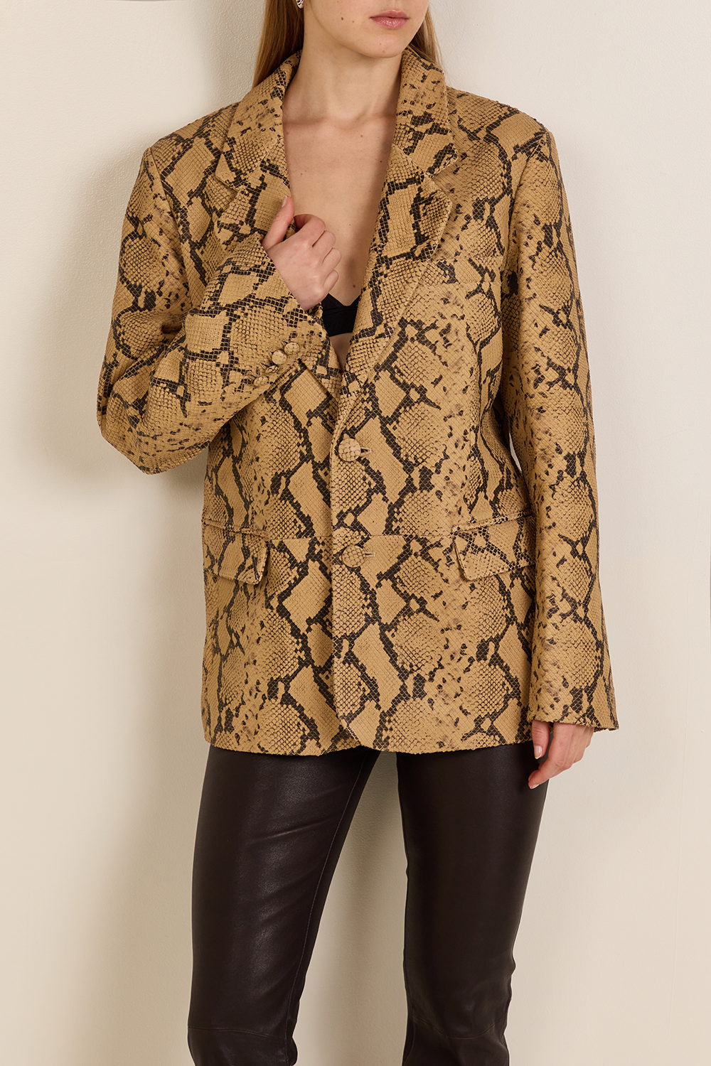 תמונת דוגמן קידמית של בלייזר עור בהדפס נחש