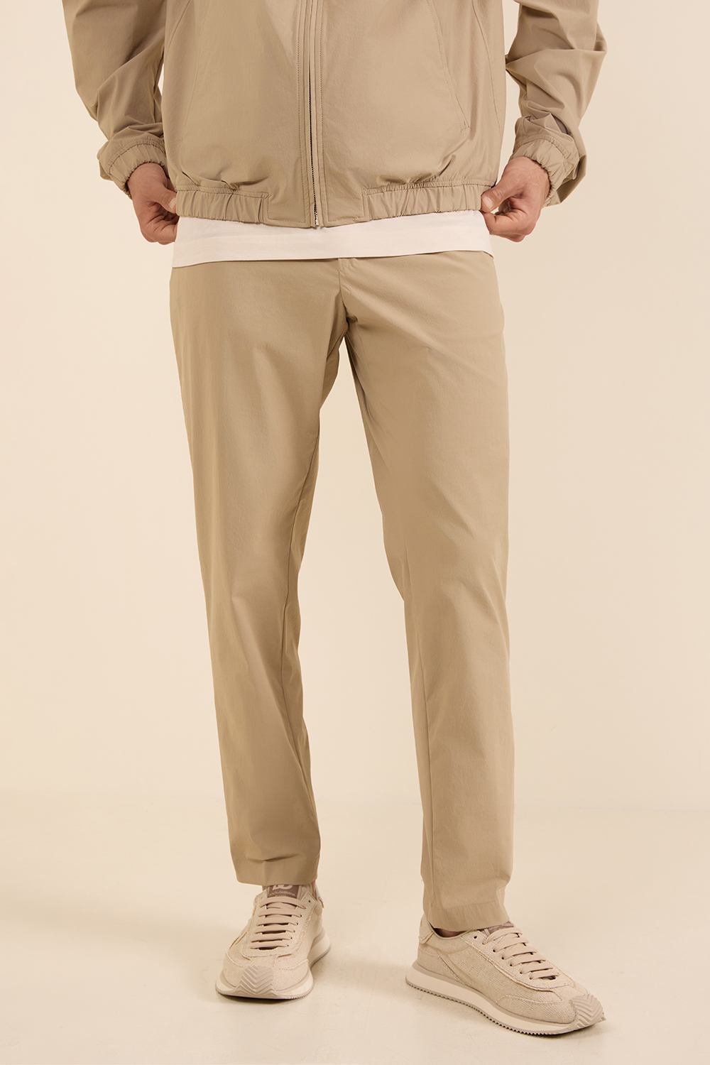 תמונת דוגמן קידמית של מכנסיים ארוכים